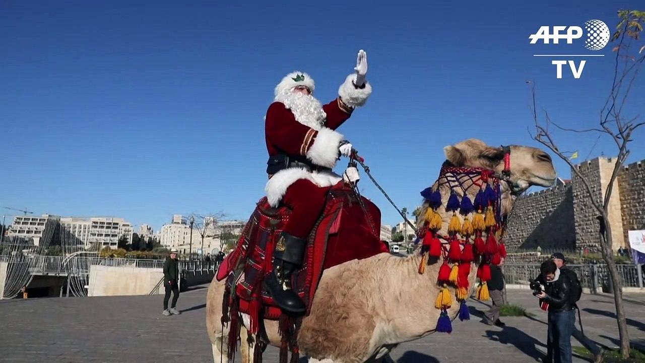 In Jerusalem kommt der Weihnachtsmann mit dem Kamel