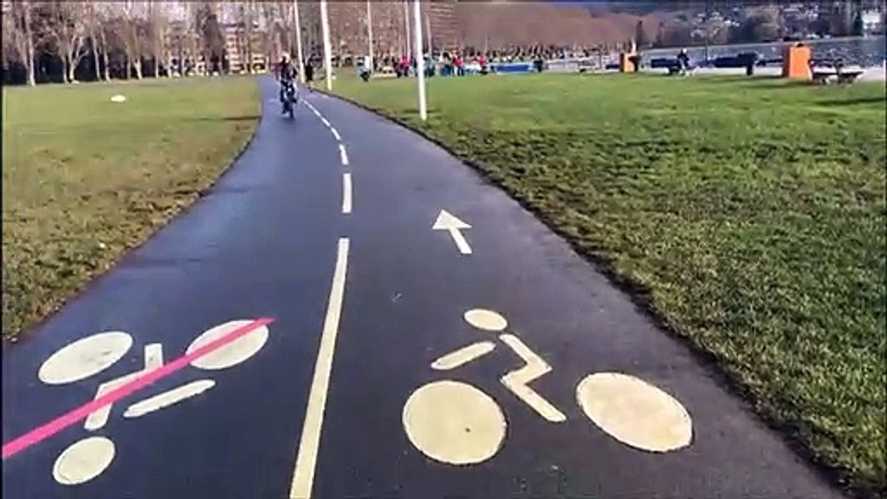 Piste cyclable phosphorescente d'Annecy