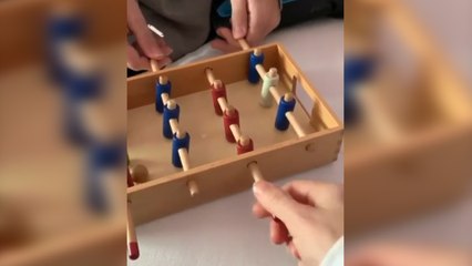 Shakira tira un guiño al Barça jugando al futbolín