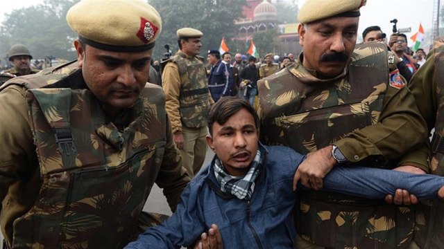 Hundreds detained as Indians defy ban on citizenship law protests