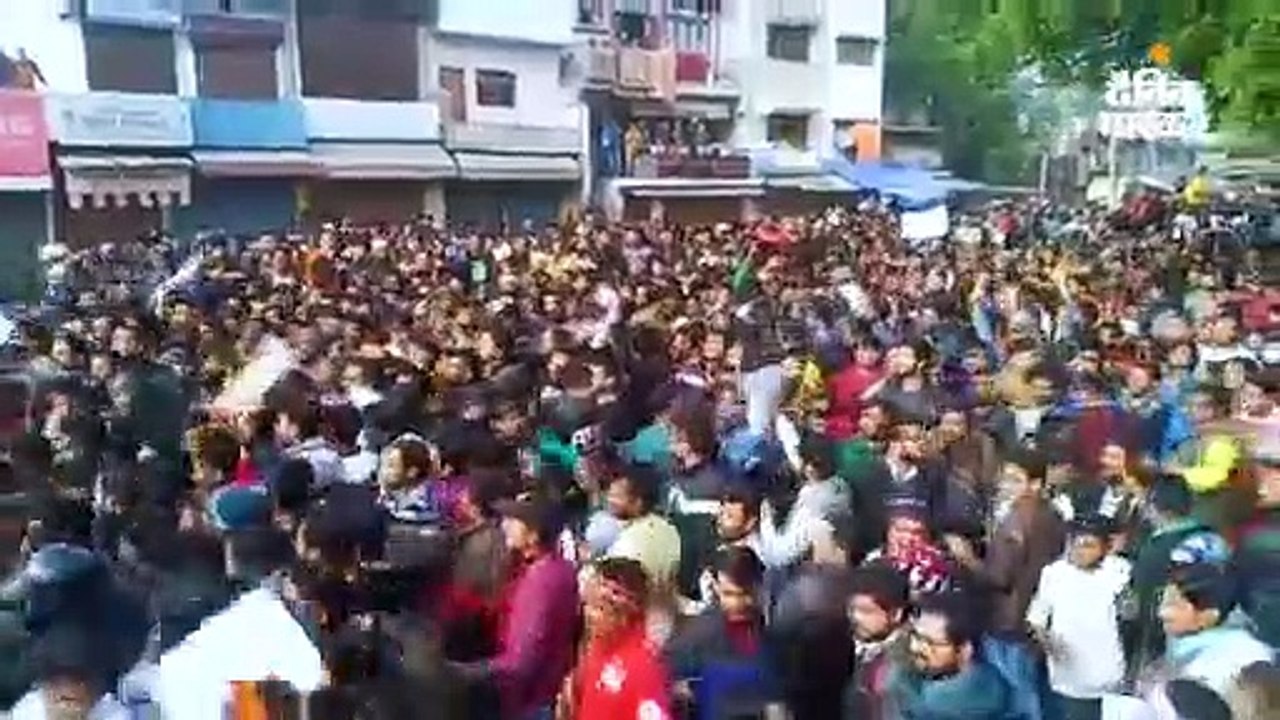लखनऊ में हिंसा भड़की: प्रदर्शनकारी गलियों से निक...