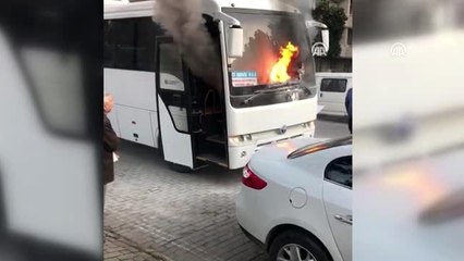 Seyir halindeki servis midibüsü yandı