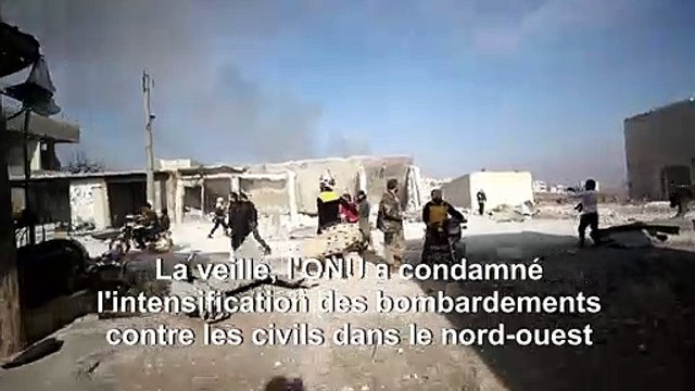 Des secouristes des Casques Blancs sortent une petite fille des décombres après des frappes aériennes