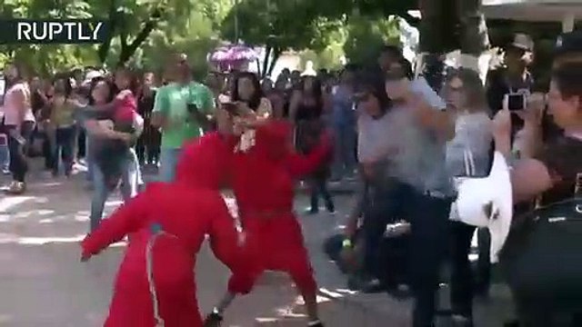 Así azotan a los pecadores en el Salvador, los talcigüines o“demonio” locales