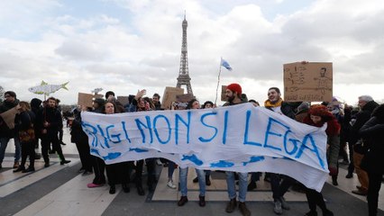 Tải video: Eiffel Tower Shuts Down Again As Nationwide Protests Continue