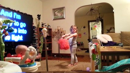 Elle espionne son mari qui garde les enfants.. c'est la fête !