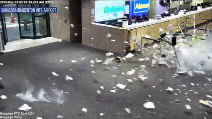 Ce 4x4 rentre dans un aéroport... par le mur !