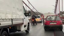 Condutores ajudam motard a atravessar Ponte 25 de Abril durante tempestade