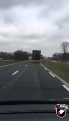 Ce camion réussit à se remettre sur les roues... miraculeux