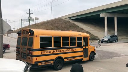 Faire un énorme burn avec un bus scolaire
