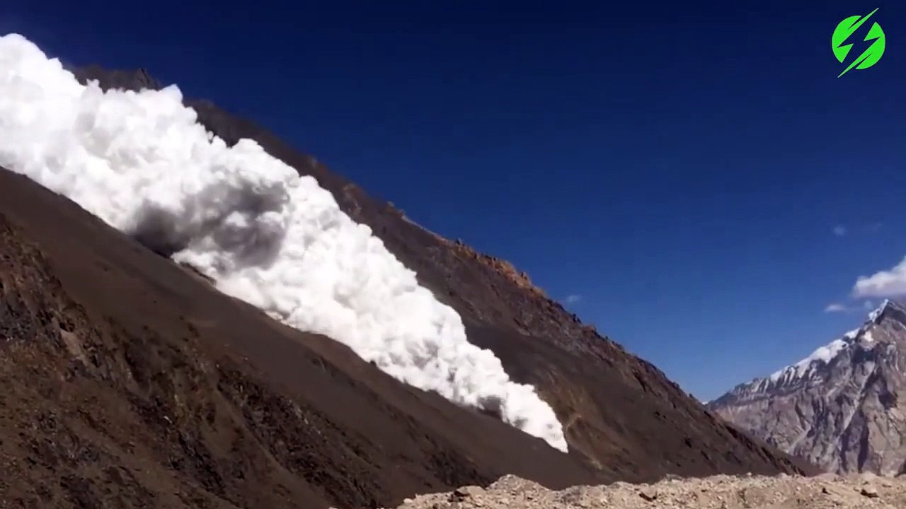 Il filme une avalanche impressionnante qui dévale une montagne en Afghanistan