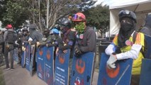 Con escudos azules manifestantes desafían el miedo en protestas de Bogotá