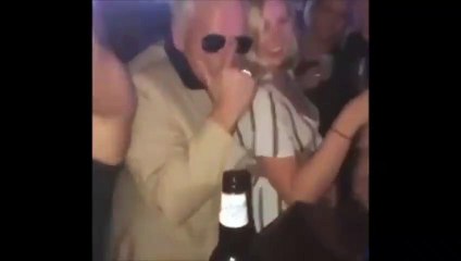 Este anciano discotequero causa furor en internet