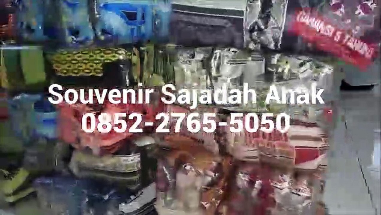 "Assalamu'alaikum wr.wb Hai kakak, kami mempunyai produk bagus nih untuk kakak. Yaitu Sajadah Souvenir yang bentuknya lucu dan unik nih, cocok untuk travelling, untuk bepergian jauh, dan cocok juga untuk oleh oleh keluarga. Berikut adalah spesifikasi dari