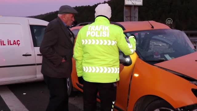 Hafif ticari araç taksiyle çarpıştı: 1 ölü, 2 yaralı