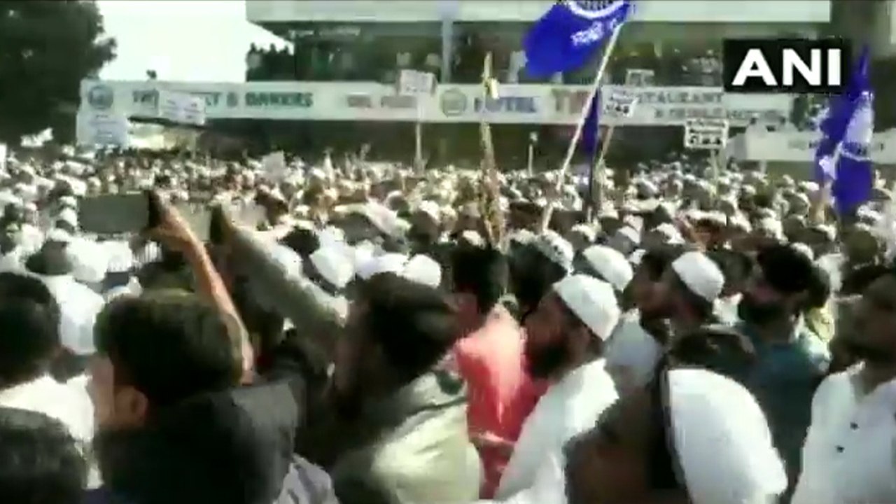 CAA Protest: गुजरात के बनासकांठा में भीड़ ने पुलिस की जीप को घेरा, सामने आया वीडियो