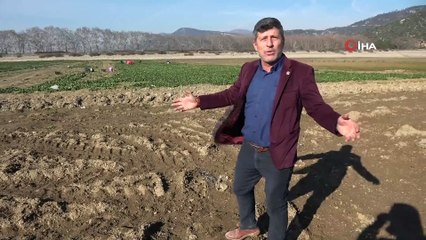 Bursa'da kuruyan gölden arda kalan susuz toprağın görüntüsü korkuttu