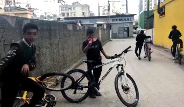 Sokak ortasında çakmak gazı çeken çocuklara vatandaşlardan tepki