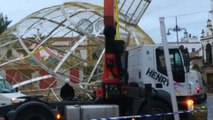 El viento derriba la gran bola de Navidad de la Plaza de España de Mérida