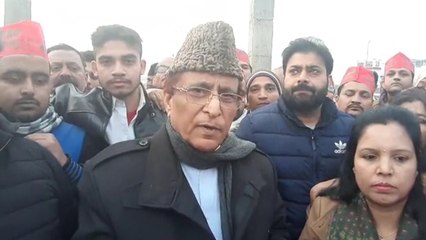 कैब और एनआरसी के खिलाफ विरोध प्रदर्शन के लिए नहीं मिली अनुमति तो आजम खान ने छत पर चढ़कर लगाए नारे