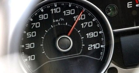 Kazaya karışan otomobilin ibresi 150'de takılı kaldı