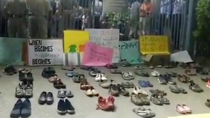 காலணிகளை கழற்றி வைத்து மாணவர்கள் நூதன போராட்டம்