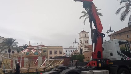 El fuerte viento derriba una gran bola de Navidad en Mérida