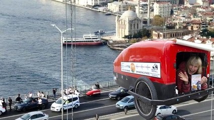 İngiltere'den Nepal'e yürüyerek giden kadın 15 Temmuz Şehitler Köprüsü'nden geçti