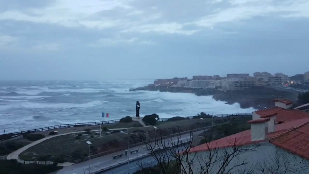 Les images d'une mer très agitée à Sète en raison des vents violents