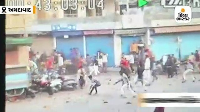 અમદાવાદમાં શાહઆલમમાં હિંસક ટોળાનો પોલીસ પર પથ્થરમારો, 7 યુવકોએ પોલીસ કર્મીઓને બચાવ્યા
