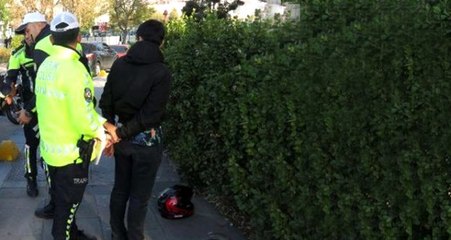 Kadıköy'de denetimden kaçan motosikletli gaza bastı, polisi 10 metre sürükledi