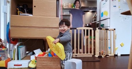 Cette maman crée son double en carton pour rassurer son enfant pendant qu'elle se repose, tout en laissant le papa surveiller