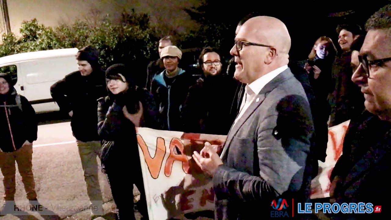 Le député LREM de la 6e circonscription du Rhône Bruno Bonnel discute avec des manifestants