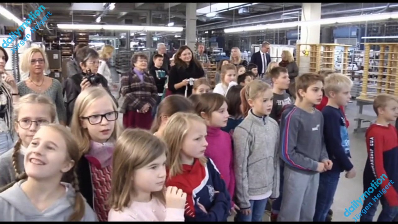 Die Schüler(innen) der 4. Klassen der Luitpold-Grundschule Selb, basteln Porzellanschmuck im Bauhaus-Stil