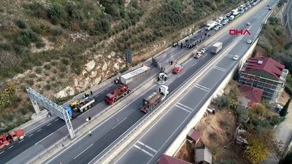 Kocaeli tır refüje devrildi, d-100 ulaşıma kapandı