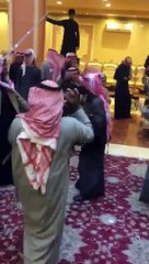 شخص يرقص بشكل كوميدي في حفل زفاف بالسعودية