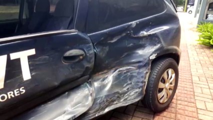 Carro para sobre calçada após colisão na Rua Erechim