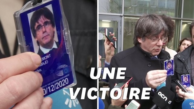 Puigdemont affiche fièrement son badge qui l’autorise à siéger au Parlement européen