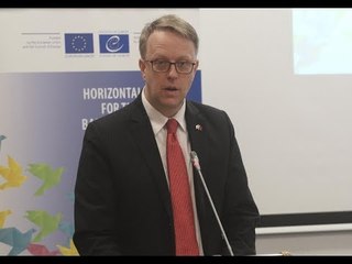 Ora News - Zyrtari i ambasades: Ne amerikanët mbrojmë fjalën kritike