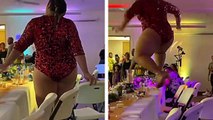 Une femme fait le grand-écart sur une table