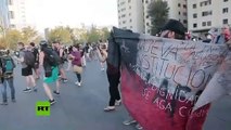 Enfrentamientos entre los manifestantes y la policía en Chile durante las protestas contra la crisis económica