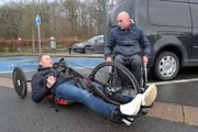 Le cycliste Kevin van Melsen rencontre le champion de Handibike Jean-François Deberg