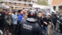Tensión durante el desahucio de una familia en Barcelona