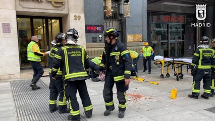 En estado crítico una mujer tras caerle en la cabeza el cascote de una cornisa