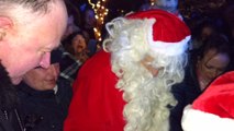 Mons. Père Noël descend le beffroi en rappel et donne des Bombons aux enfants. Vidéo  Eric Ghislain. Vidéo Eric Ghislain