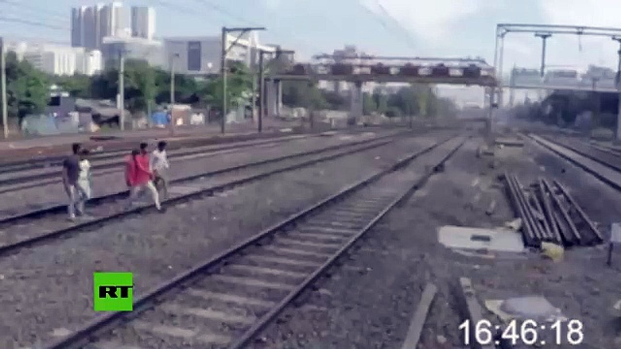 Se queda atrapado en las vías justo antes de qu...