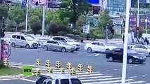 Este buey descontrolado siembra el pánico en una ciudad de China