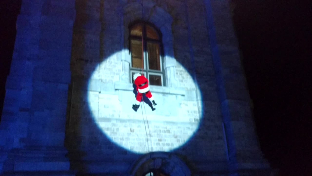Mons. Père Noël descend le beffroi en rappel. V...