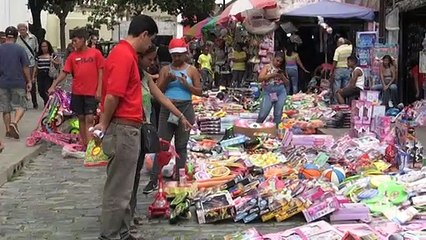 Luces, selfis y arbolitos de pino en una Caracas reanimada por la Navidad