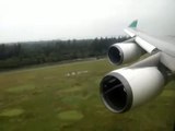 L'atterrissage incroyable d'un Boeing 747 sur piste inondée